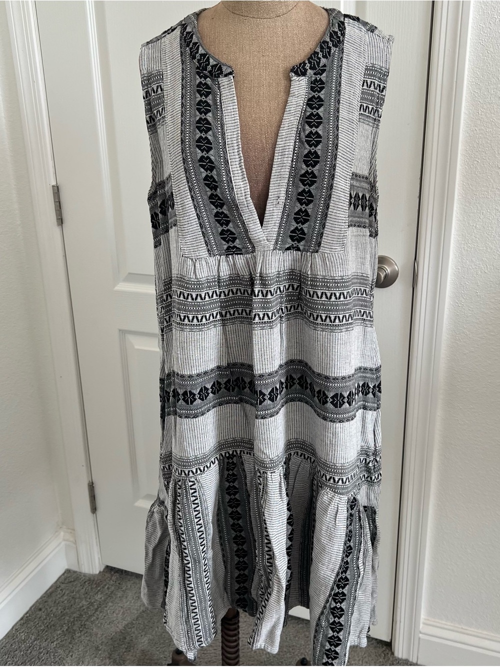 DYLAN-Sleeveless Black & White Patterned V-Neck Women’s Dress - Picture 1 of 8